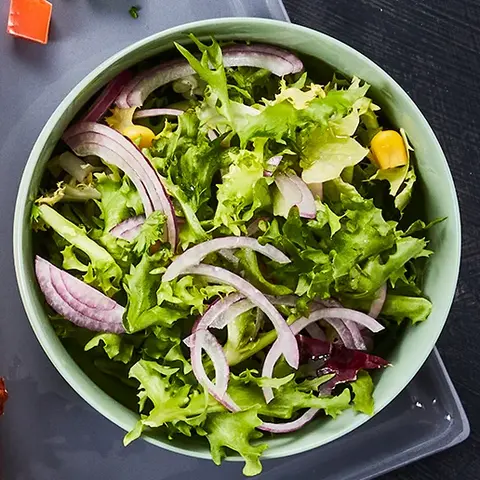 Ein kleiner Beilagensalat mit frischen roten Zwiebelringen. 